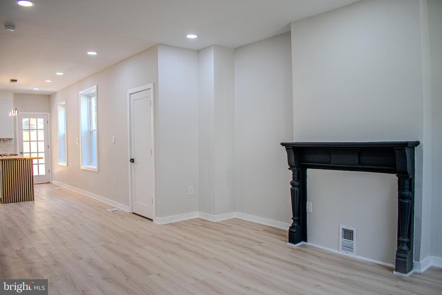 1630 N Newkirk Street photo 4