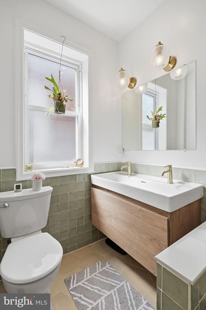 244 E Sydney Street photo 37
