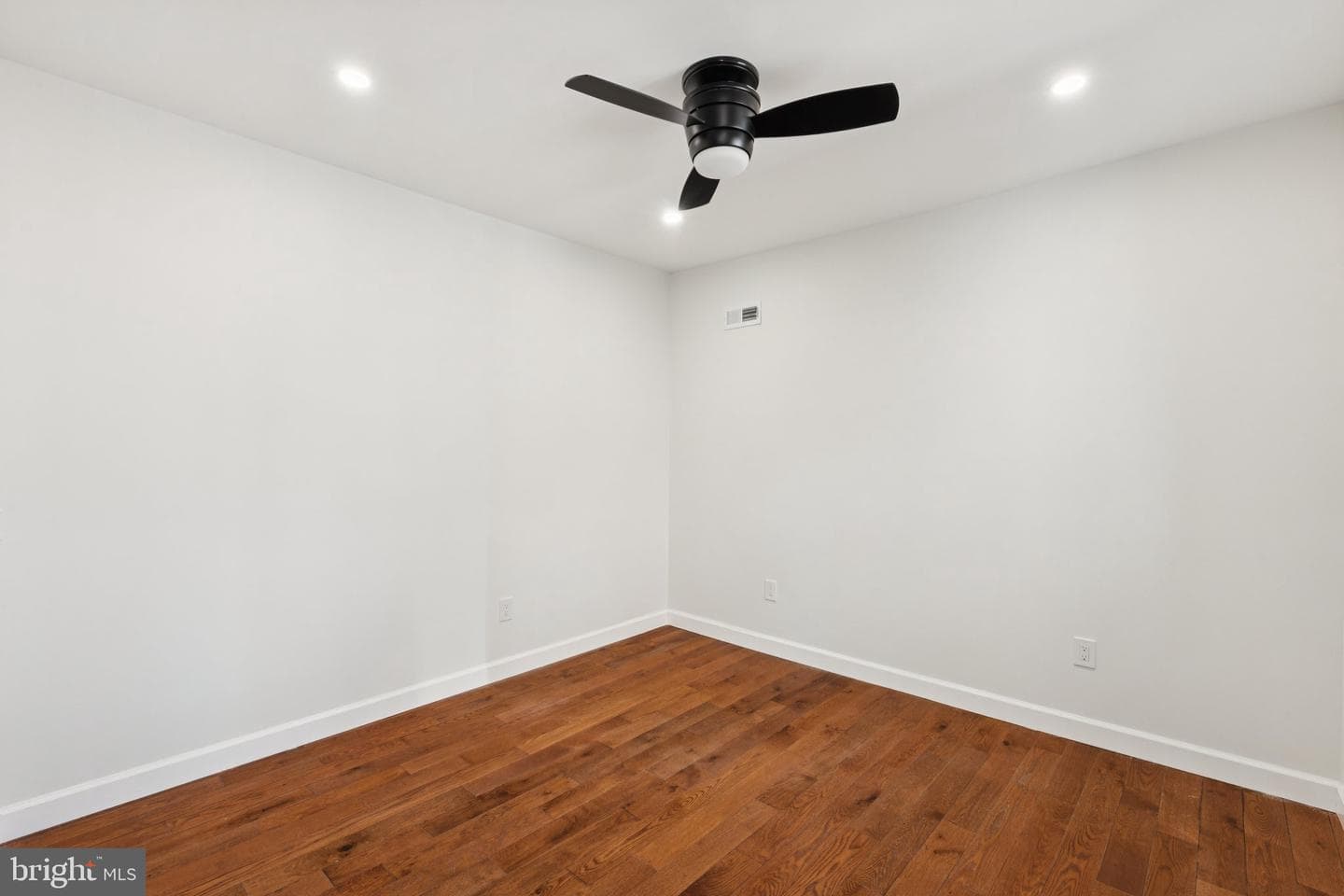 2121 N Hope Street photo 17