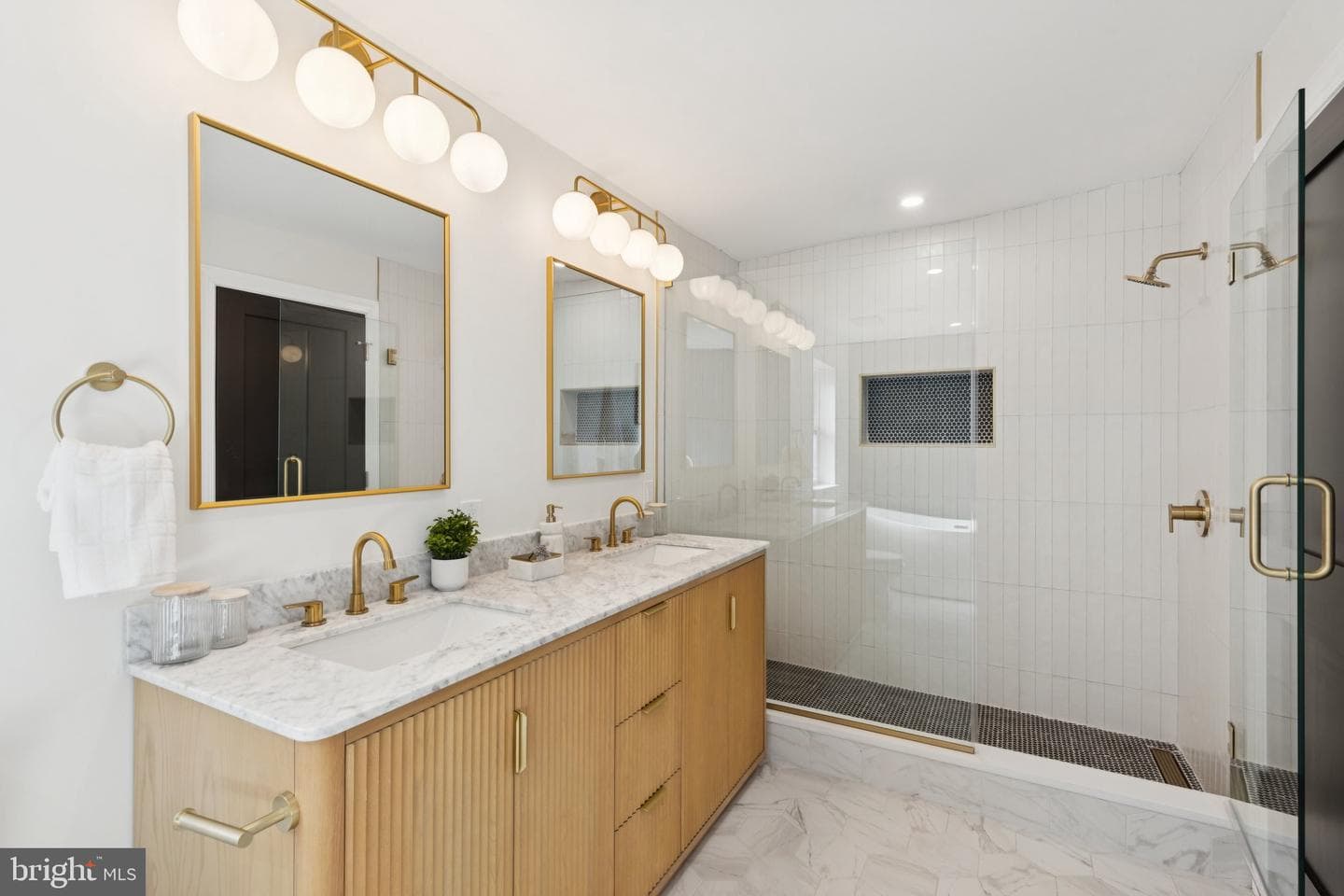 2121 N Hope Street photo 28