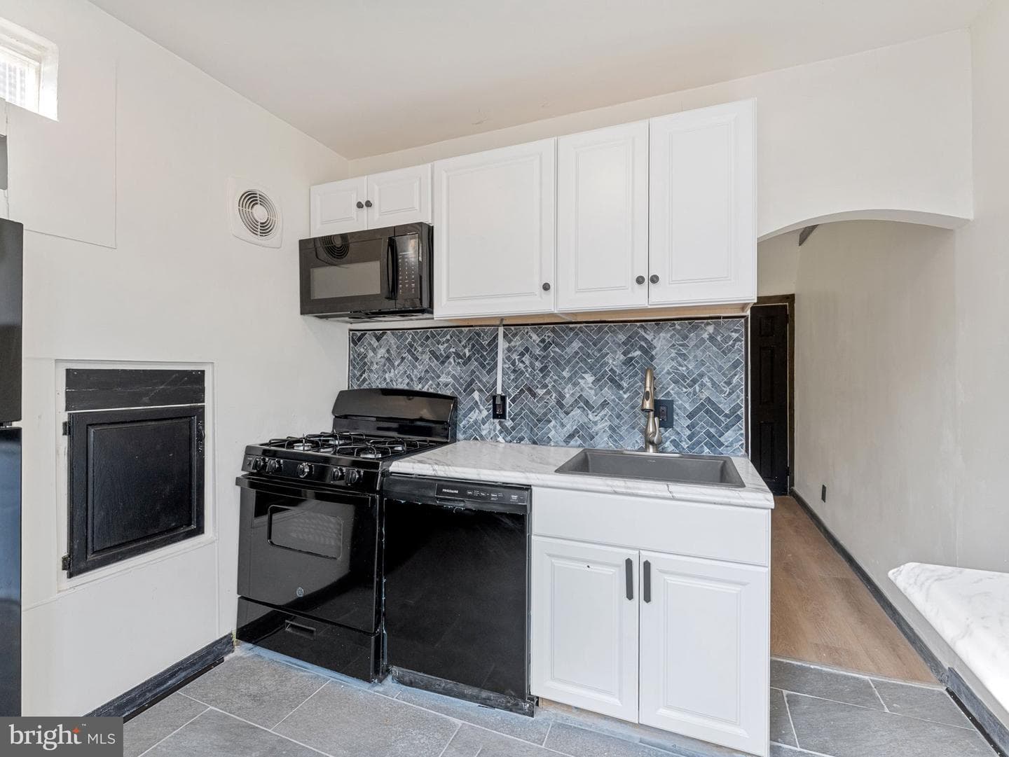 5807 N American Street photo 7