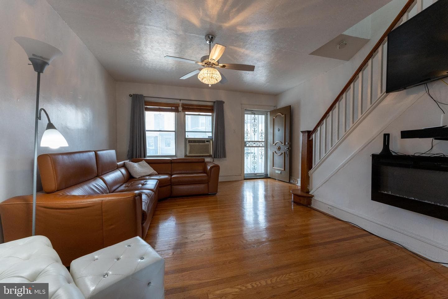 1653 W Mentor Street photo 4