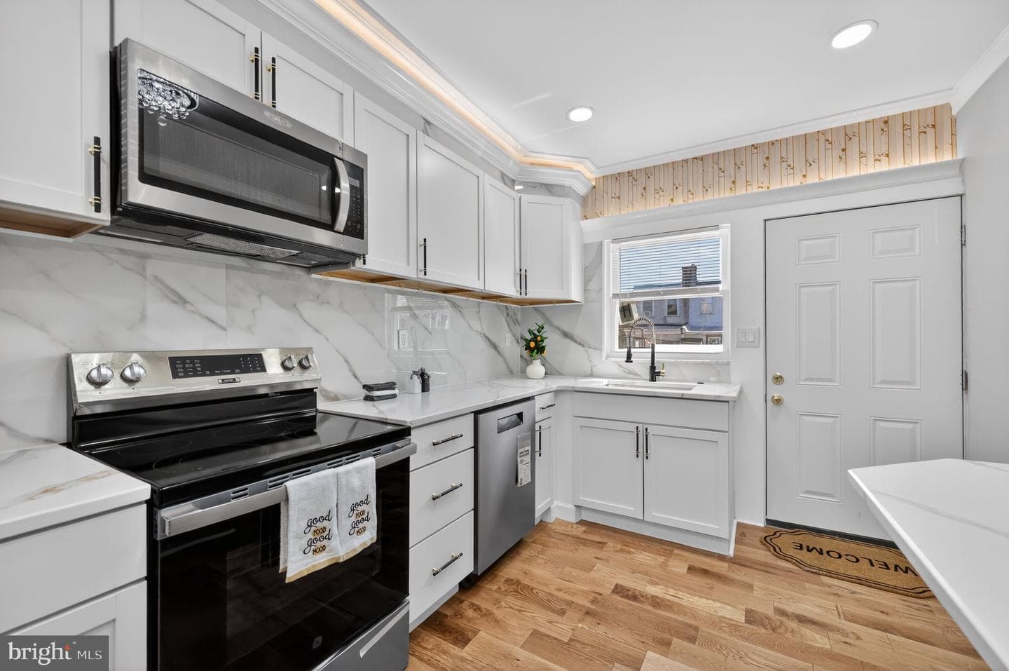 2046 Dennie Street photo 14