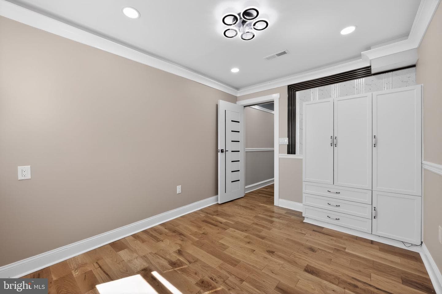 2046 Dennie Street photo 22