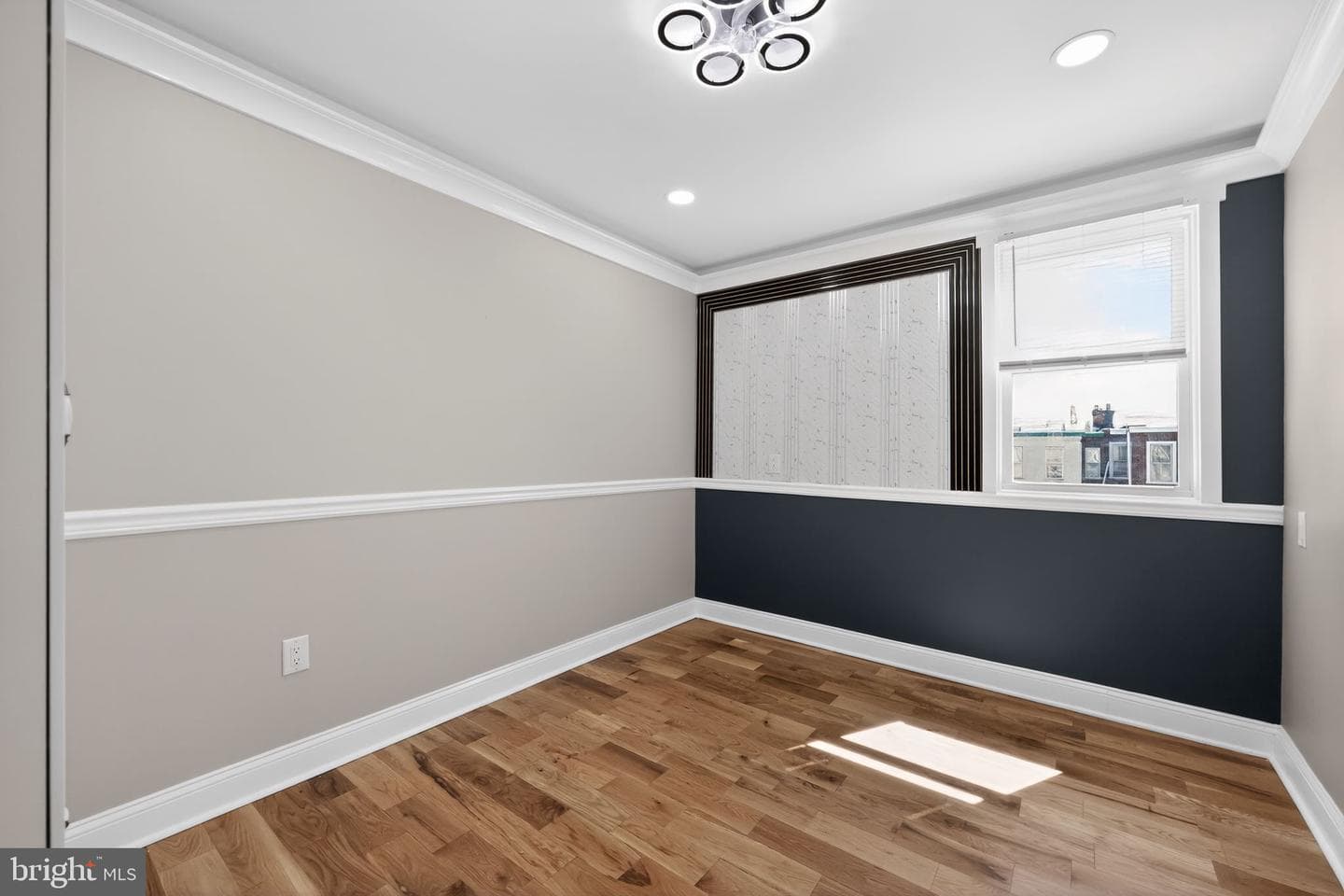 2046 Dennie Street photo 23