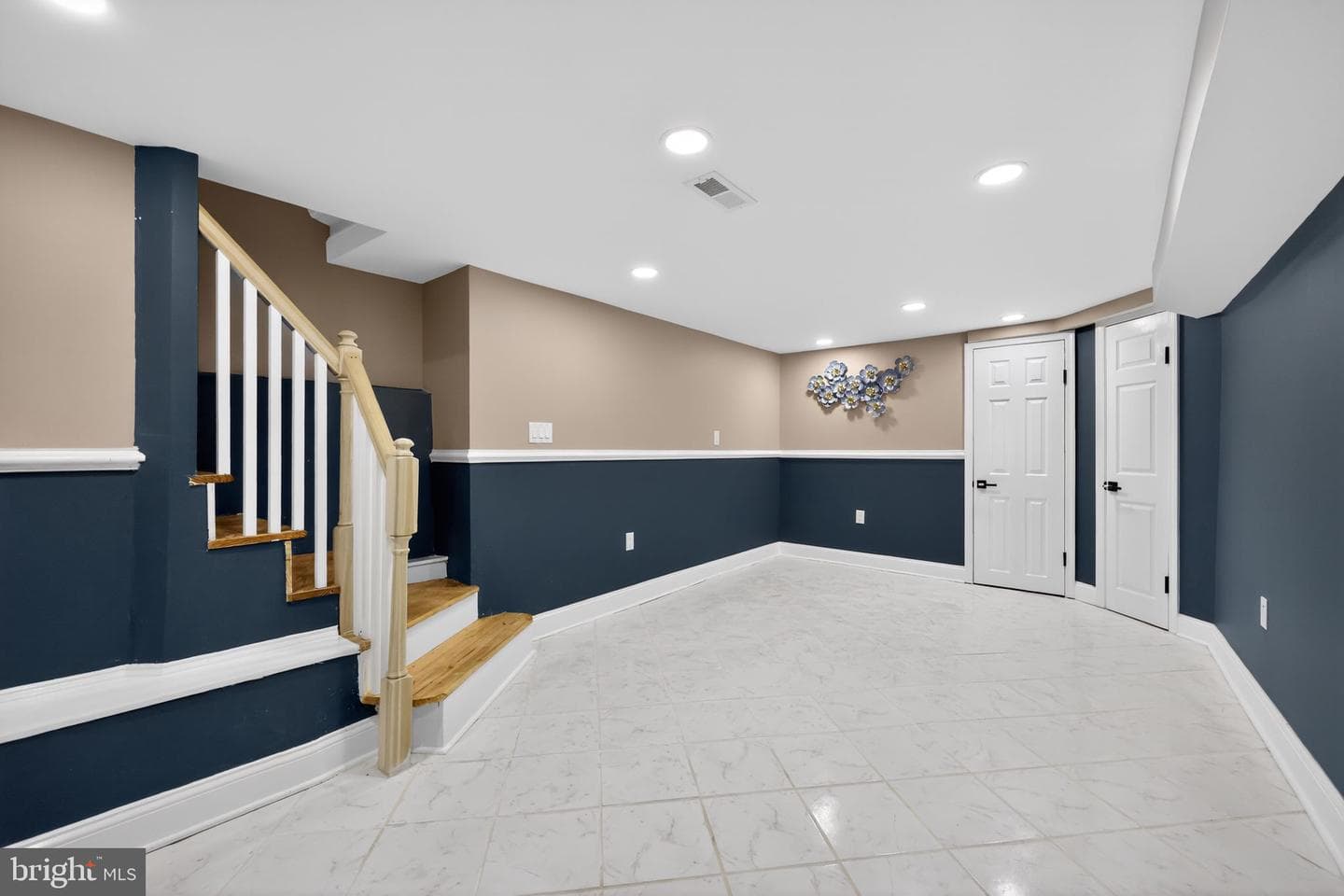 2046 Dennie Street photo 25