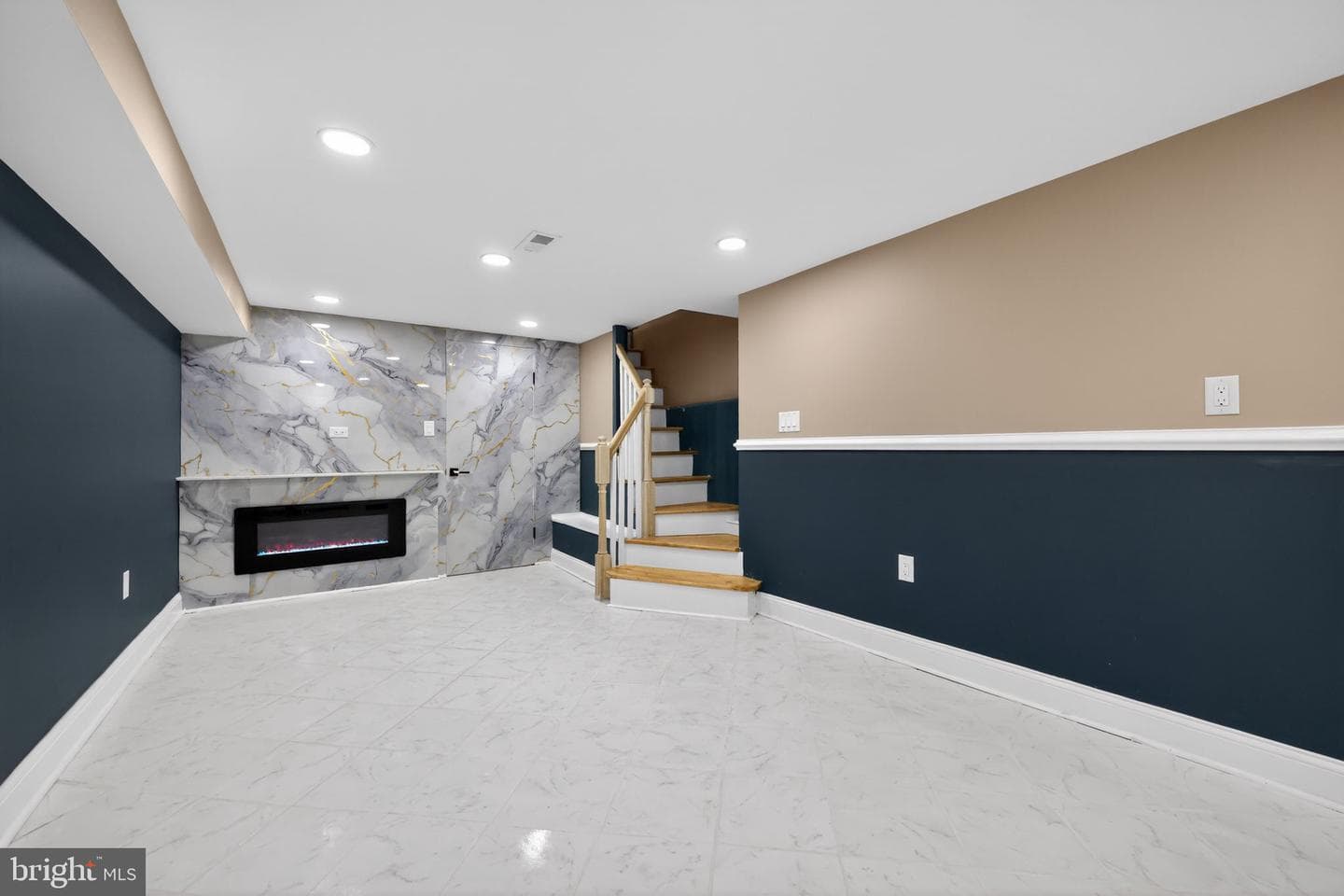 2046 Dennie Street photo 26