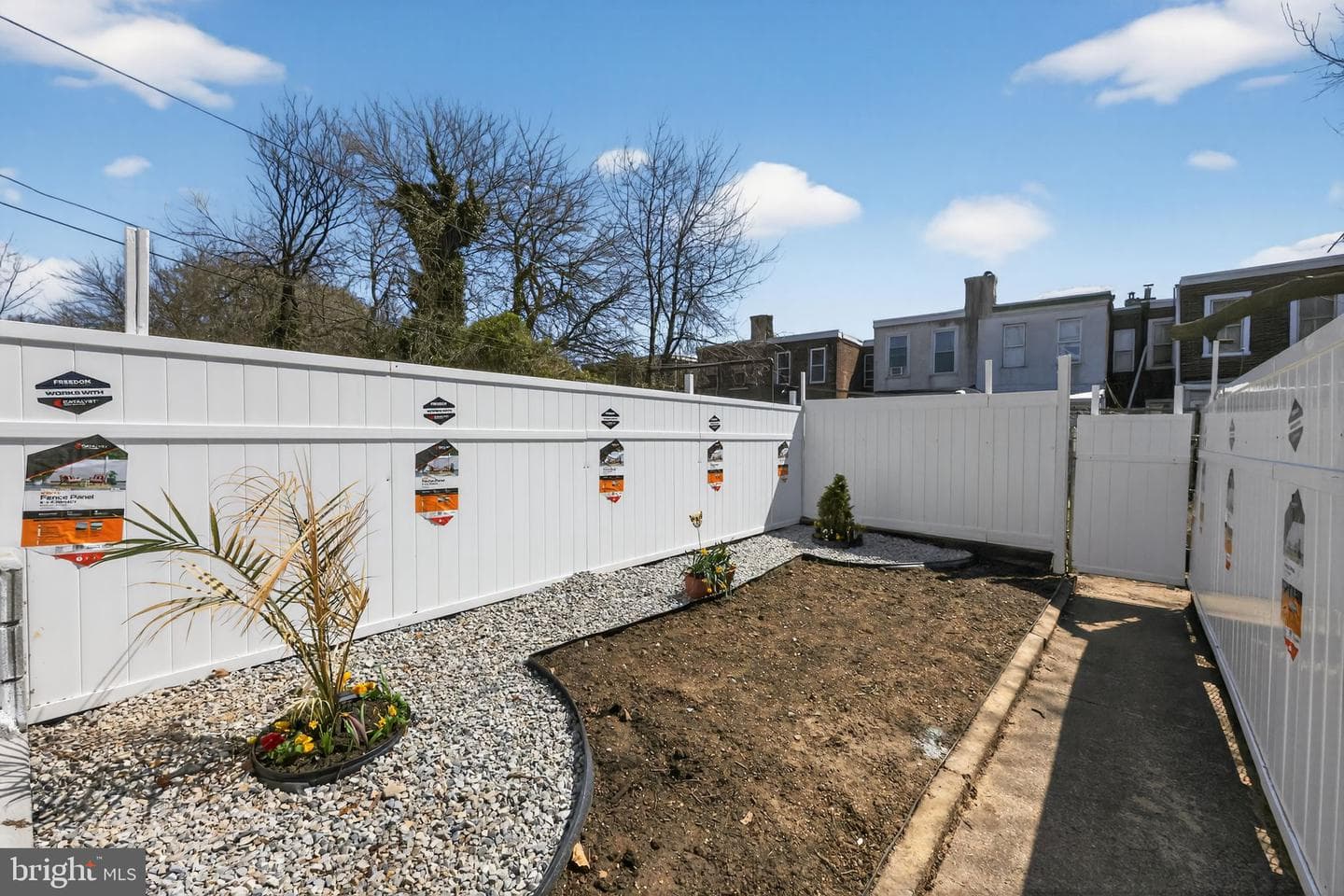 2046 Dennie Street photo 28