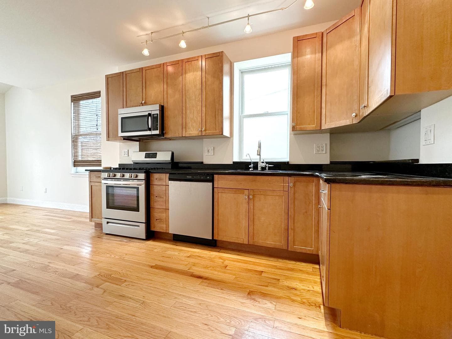 1108 E Oxford Street photo 39