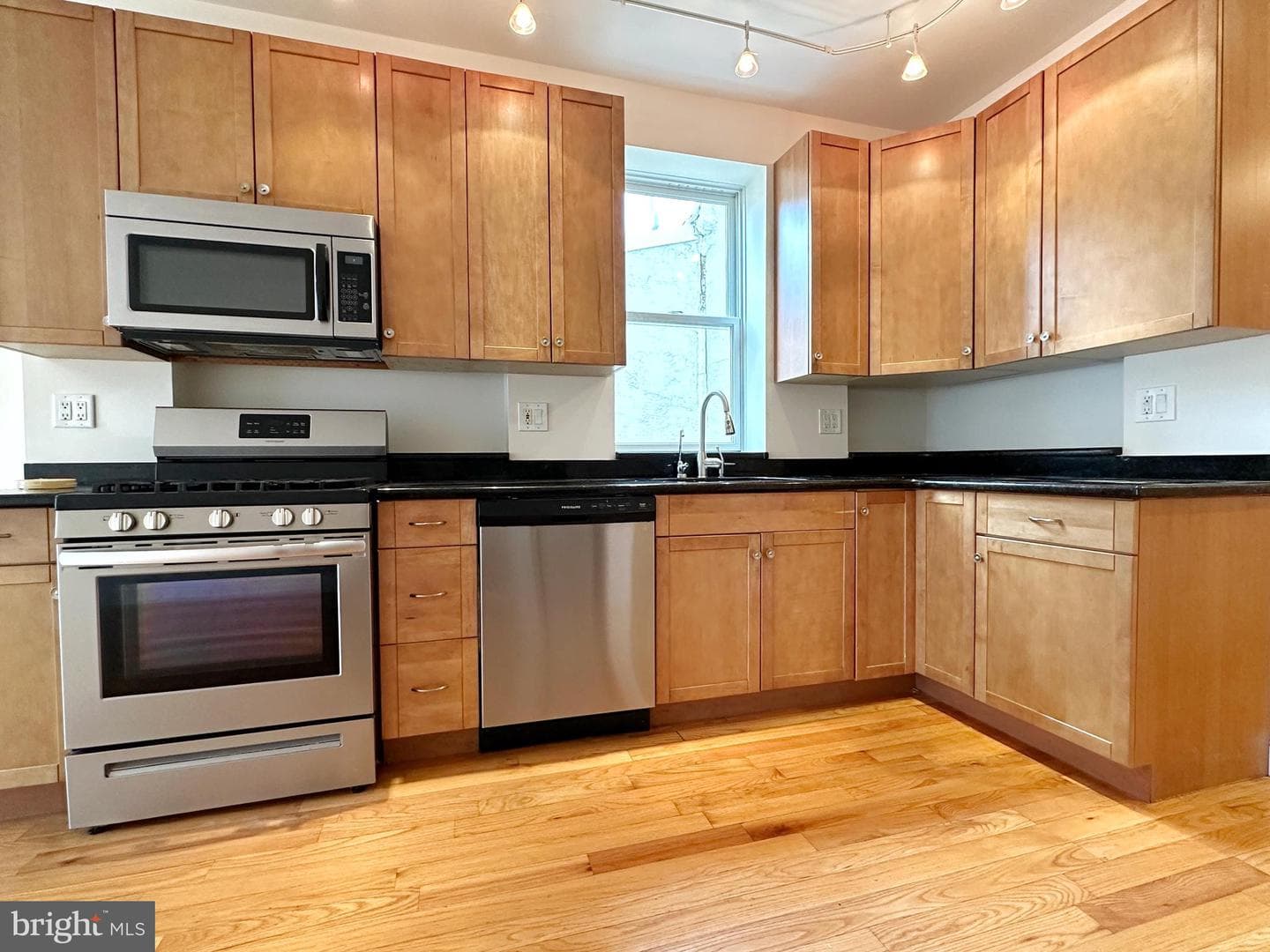 1108 E Oxford Street photo 40