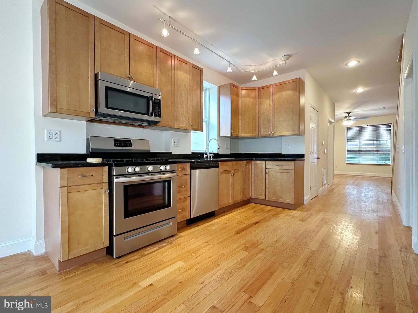 1108 E Oxford Street photo 41