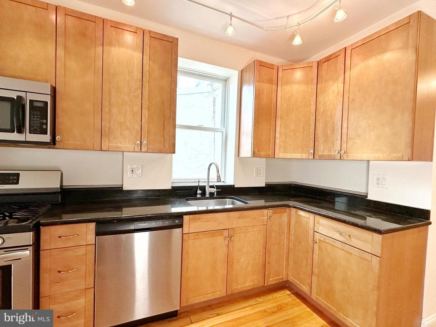 1108 E Oxford Street photo 44