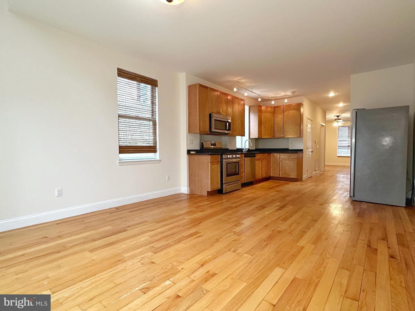 1108 E Oxford Street photo 47