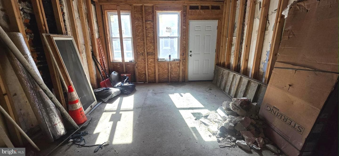 2047 Watkins Street photo 4
