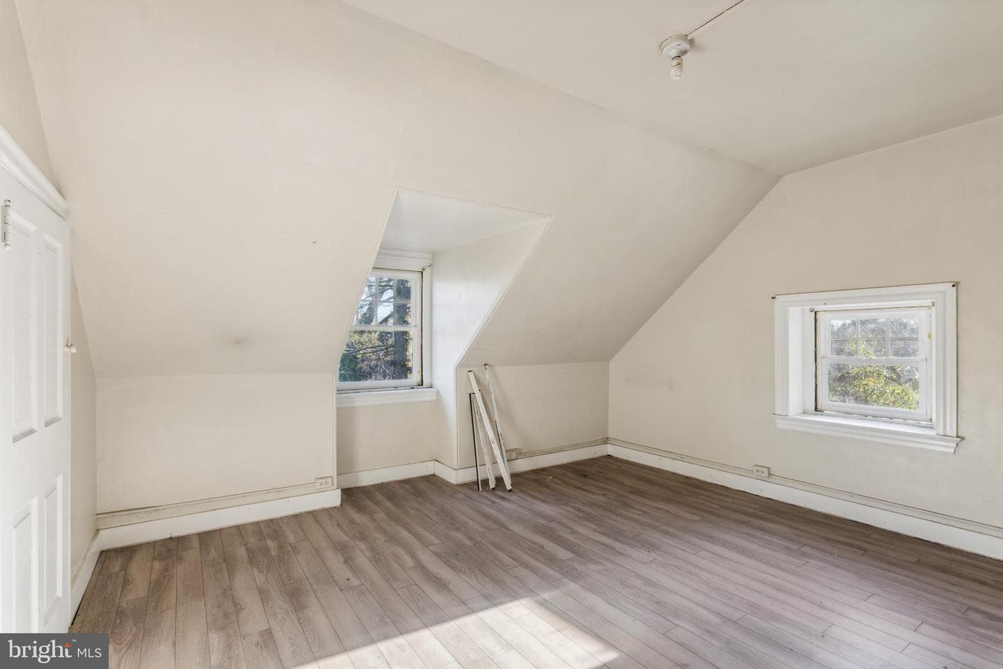 329 E Wister Street photo 23