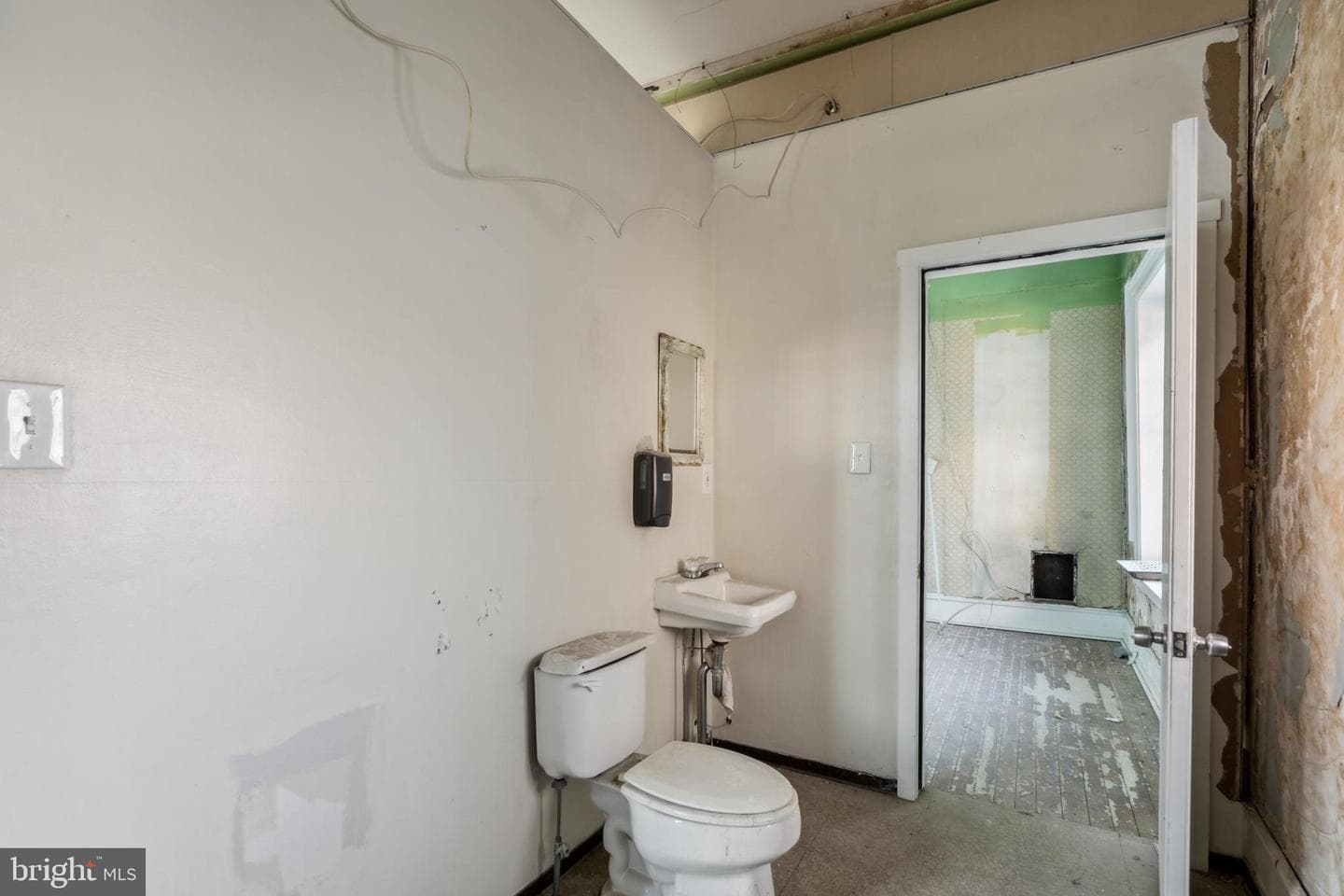 329 E Wister Street photo 5