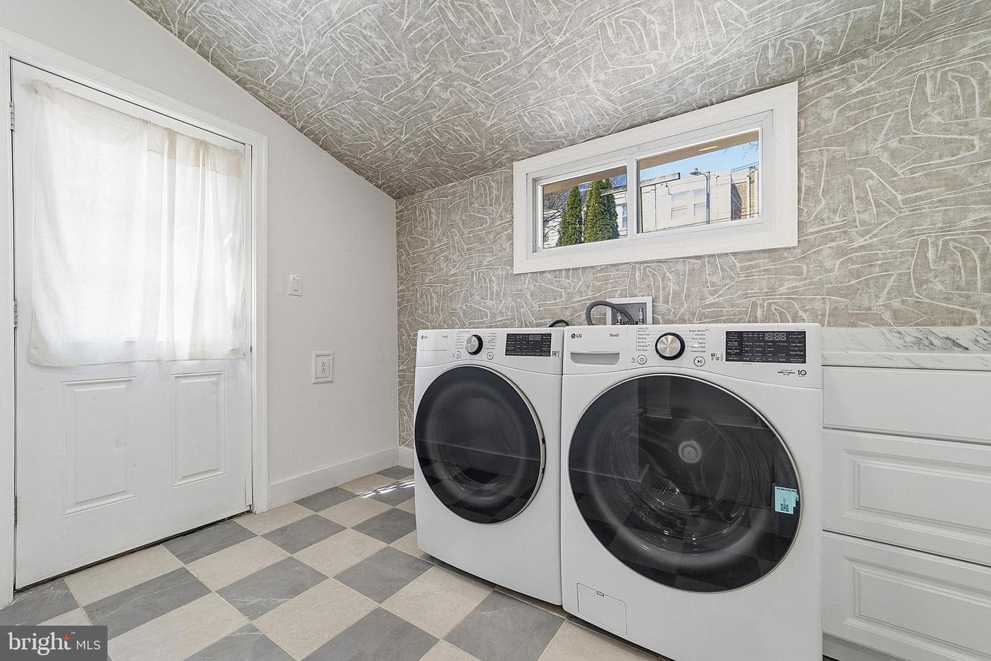 3411 Ainslie Street photo 23