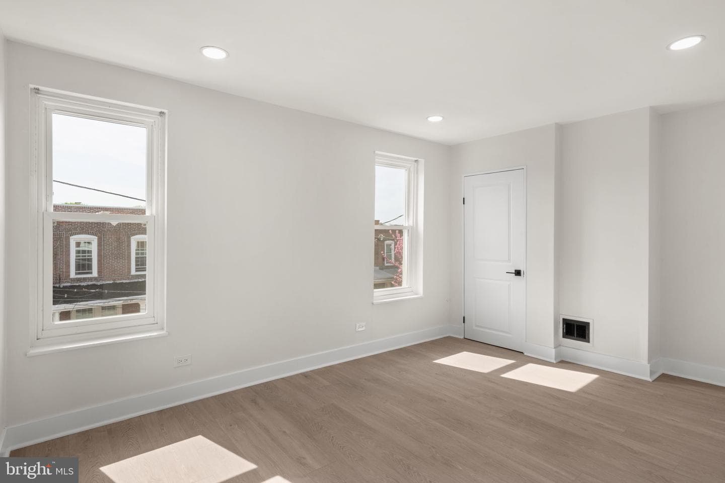 3411 Ainslie Street photo 39
