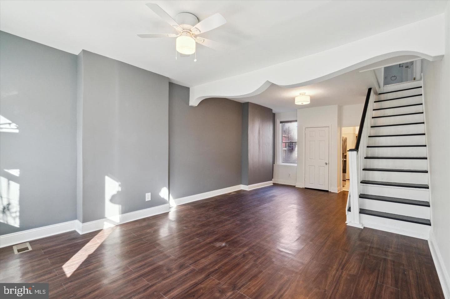 2431 W Seybert Street photo 2