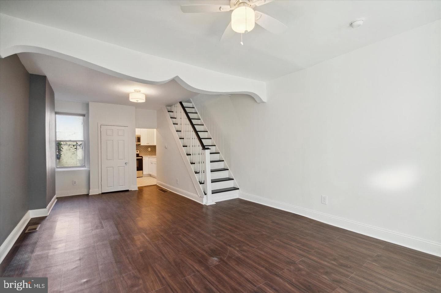 2431 W Seybert Street photo 4