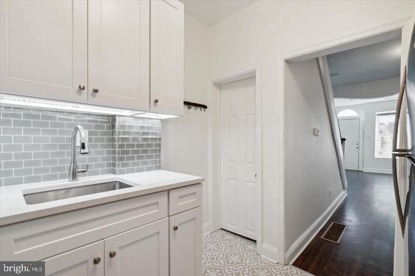 2431 W Seybert Street photo 9