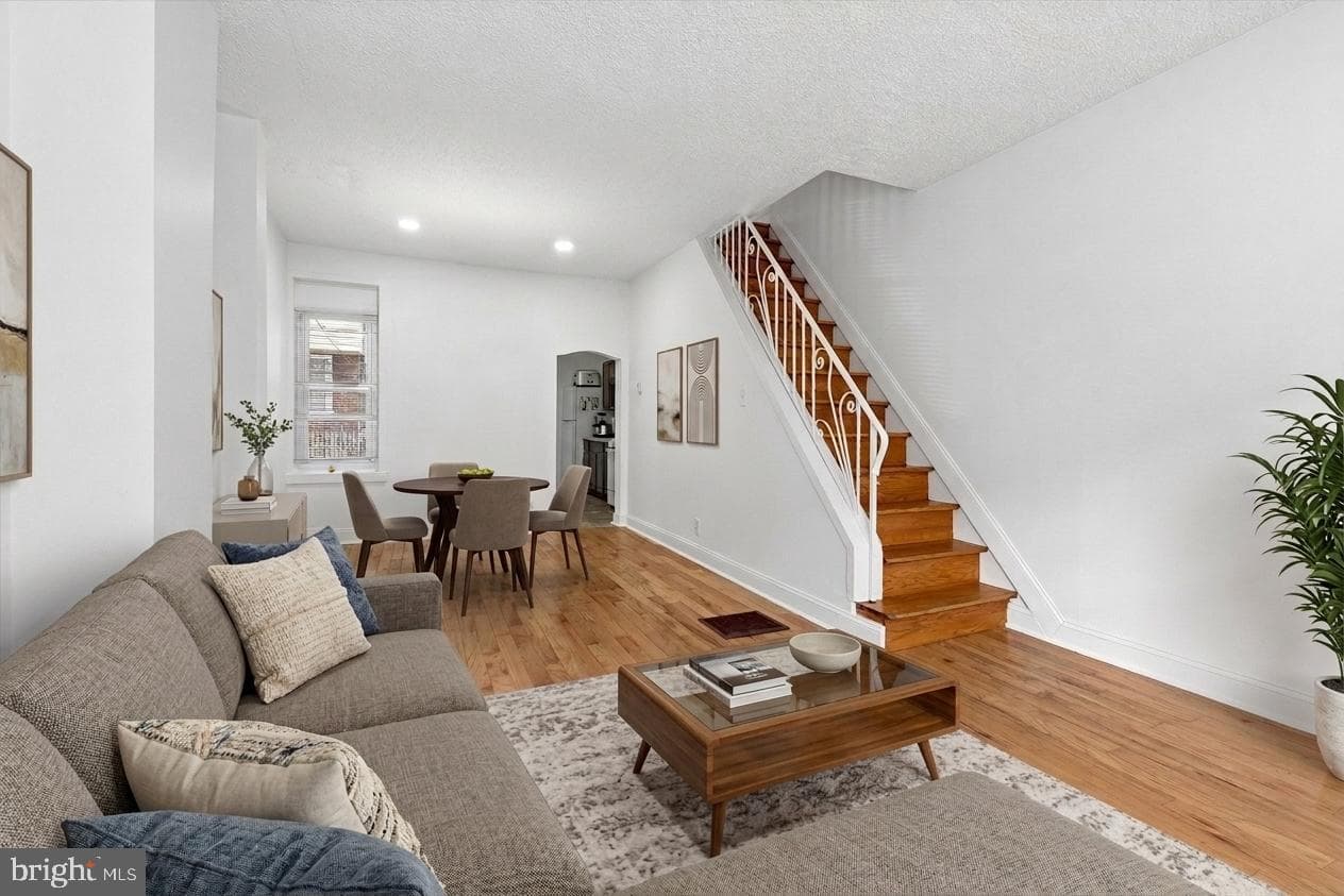 2080 E Victoria Street photo 3