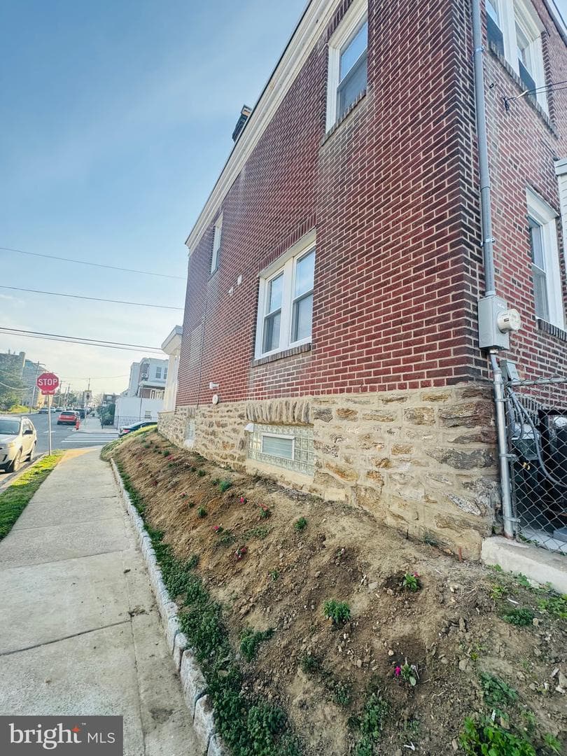 485 Robbins Street photo 2