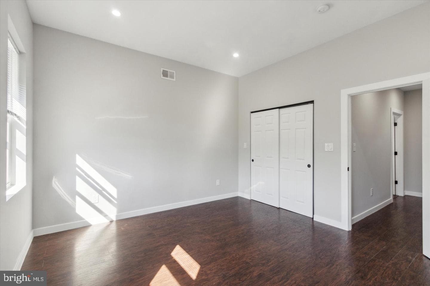 2709 W Glenwood Avenue photo 14