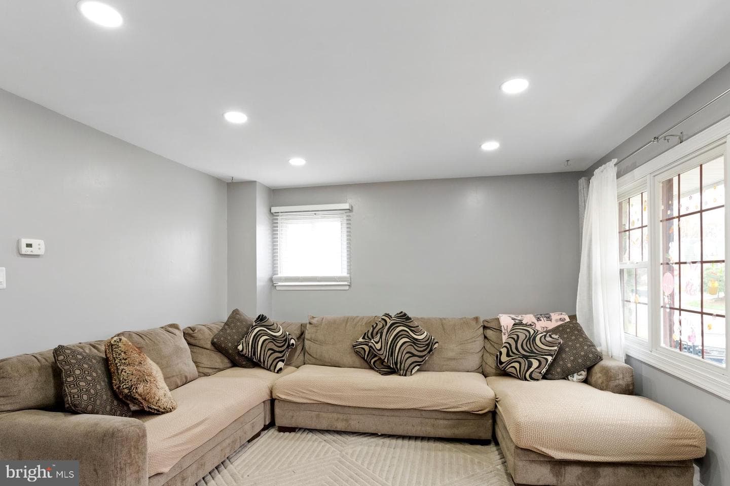 1043 Foster Street photo 6