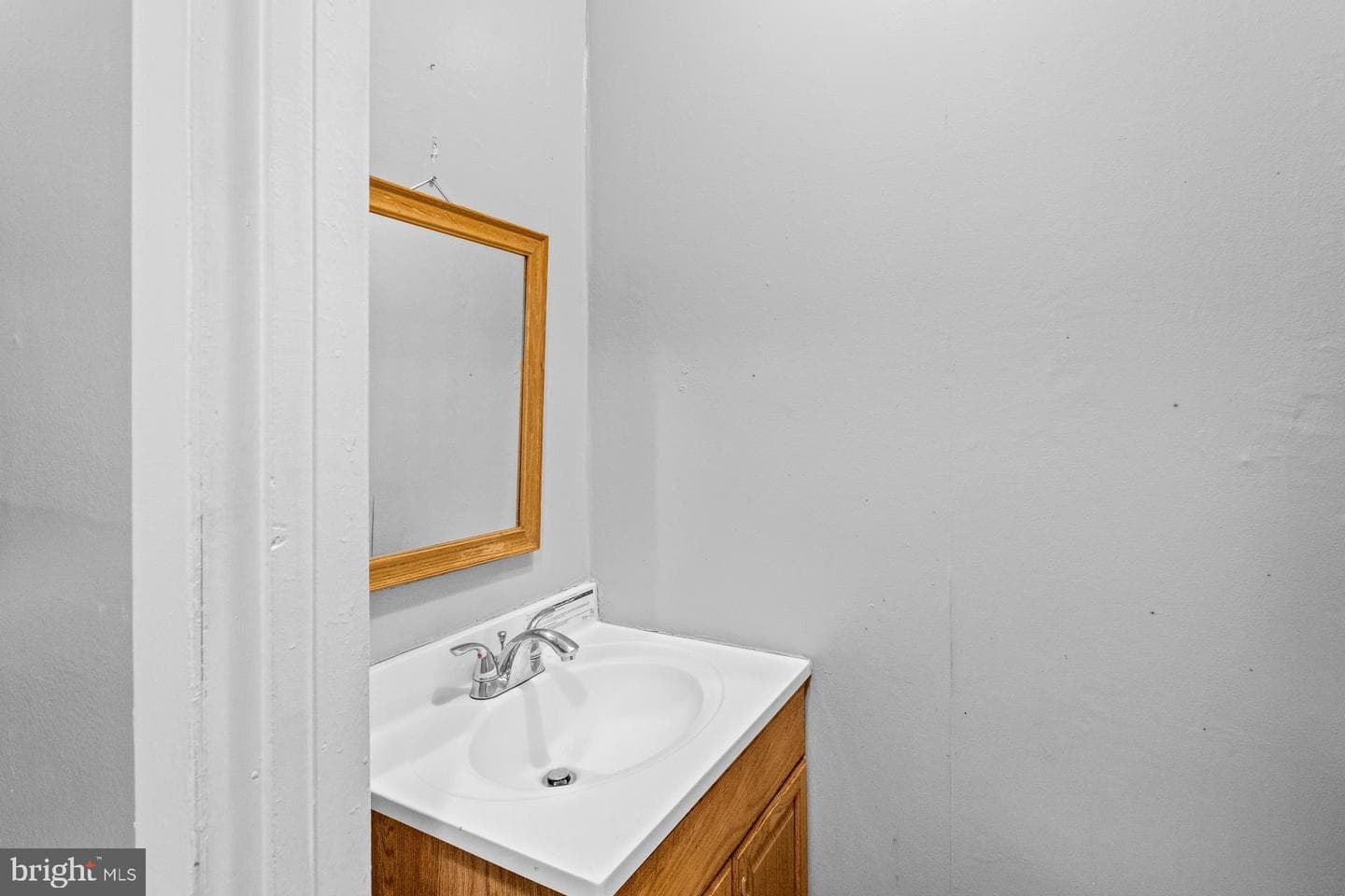 1043 Foster Street photo 8
