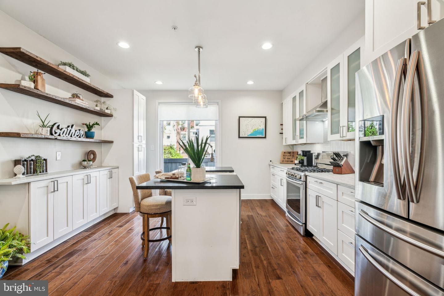 1029 Earl Street photo 3