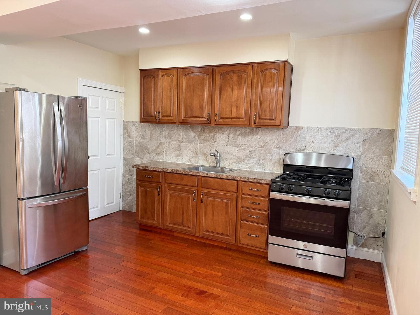 6735 Grovers Ave photo 23