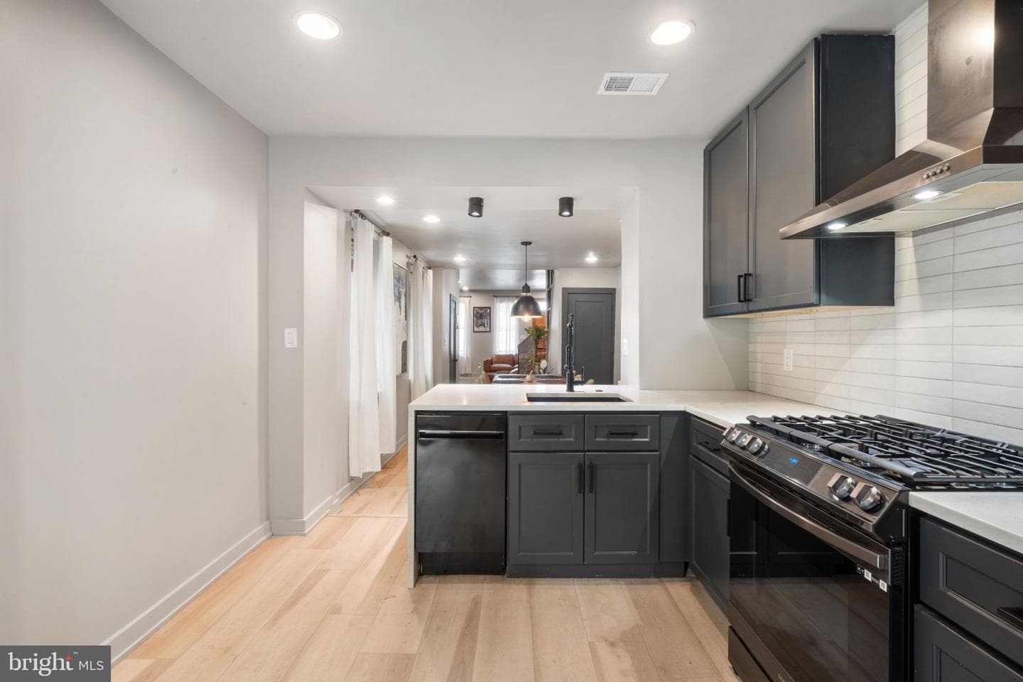 1932 E York Street photo 15