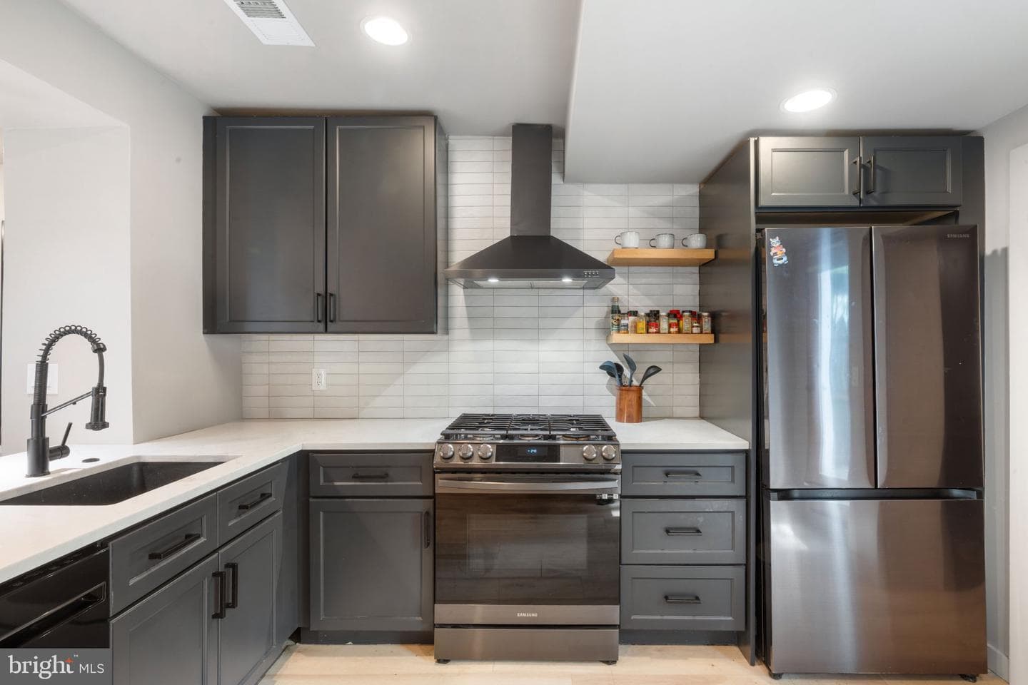 1932 E York Street photo 16