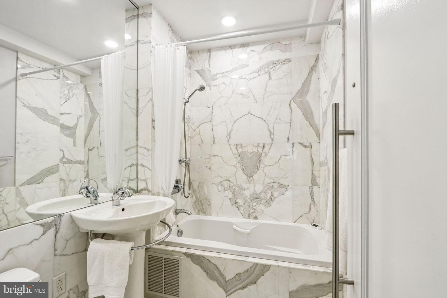 220 W Rittenhouse Square #10c photo 27
