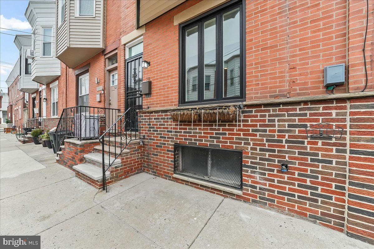 1915 S Woodstock Street photo 2