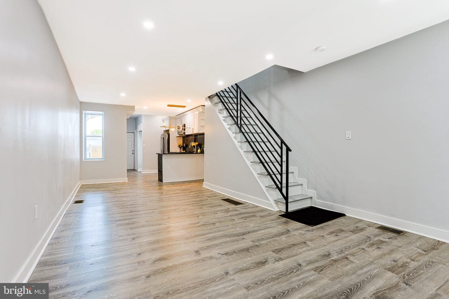 2825 E Victoria Street photo 10