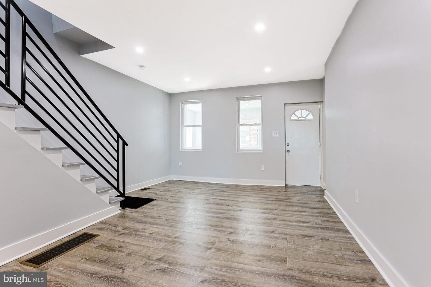 2825 E Victoria Street photo 11