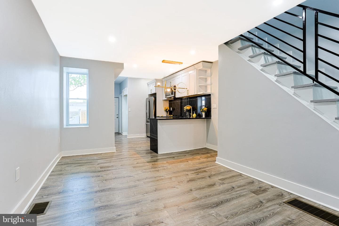 2825 E Victoria Street photo 12