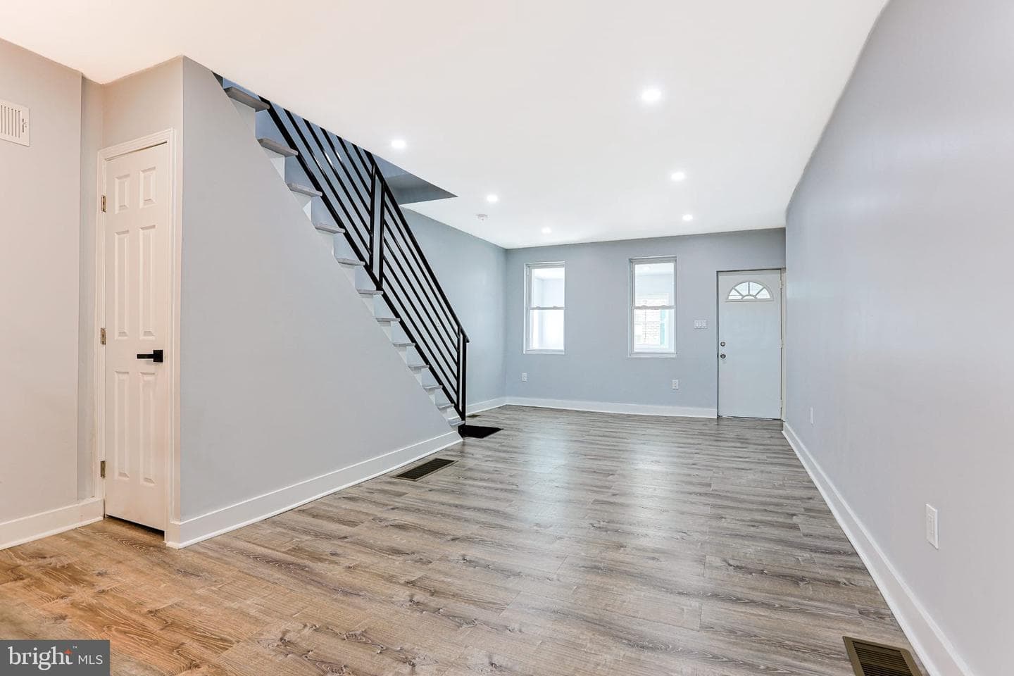 2825 E Victoria Street photo 13