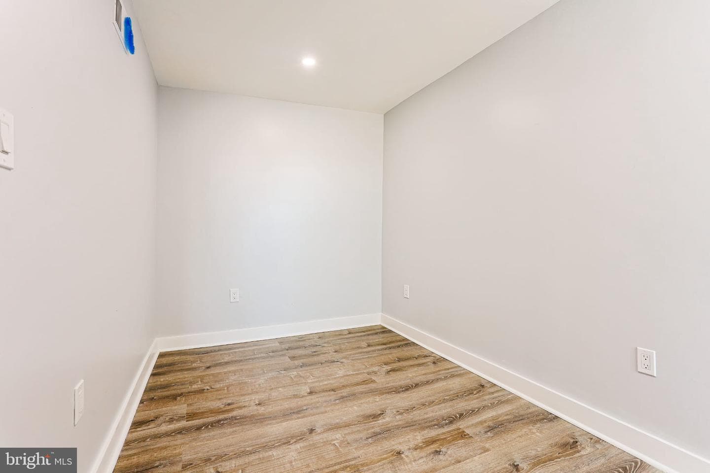 2825 E Victoria Street photo 21