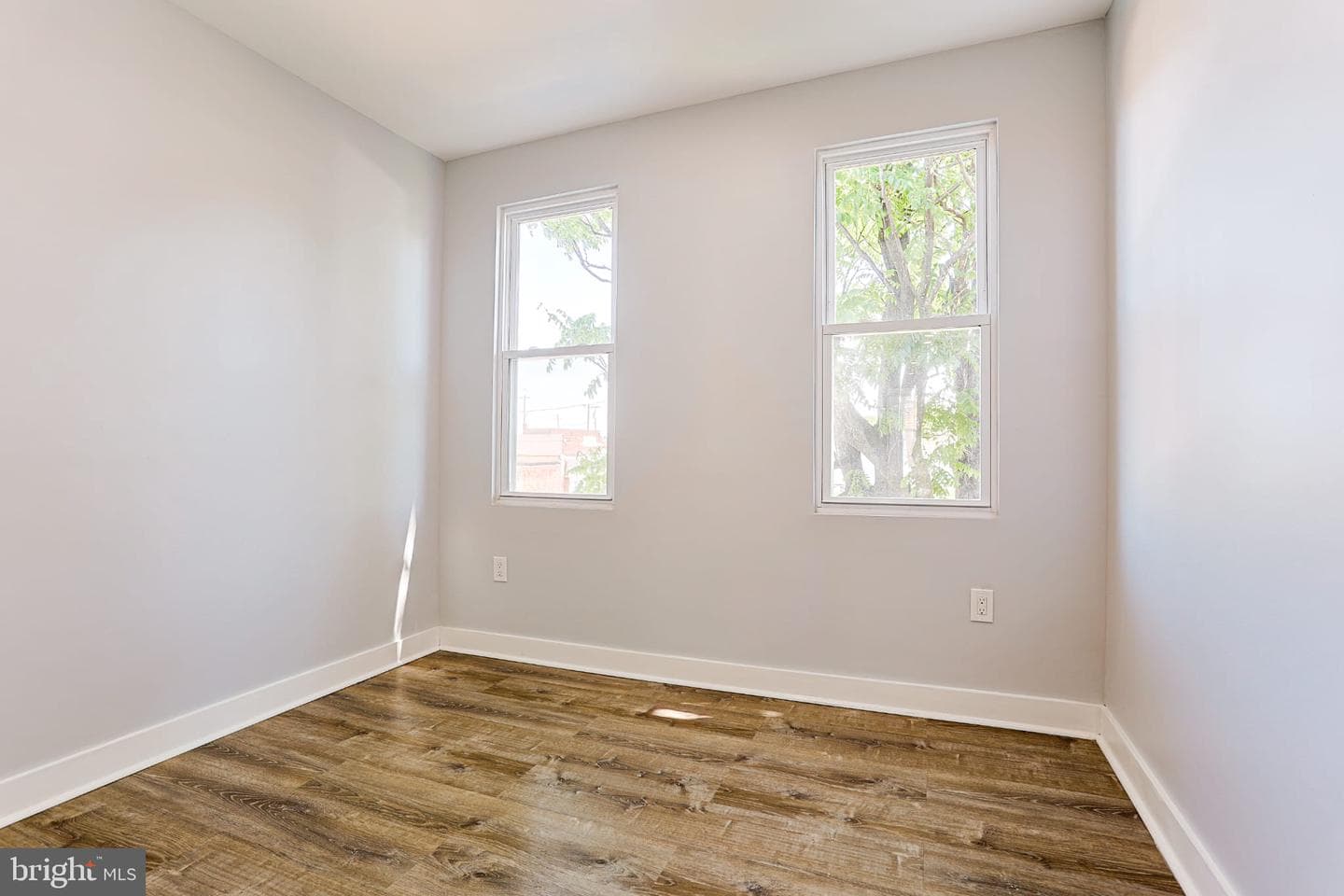 2825 E Victoria Street photo 24