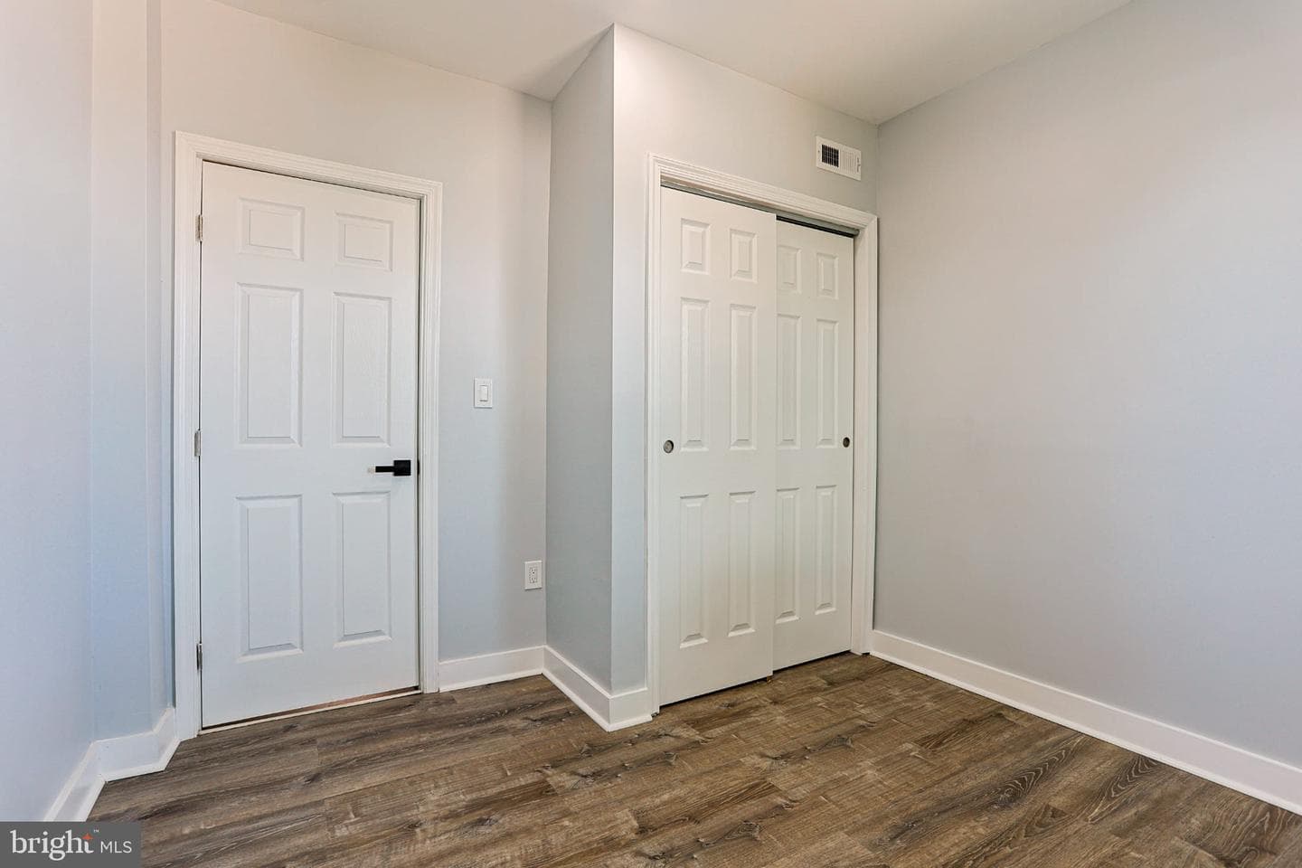 2825 E Victoria Street photo 25