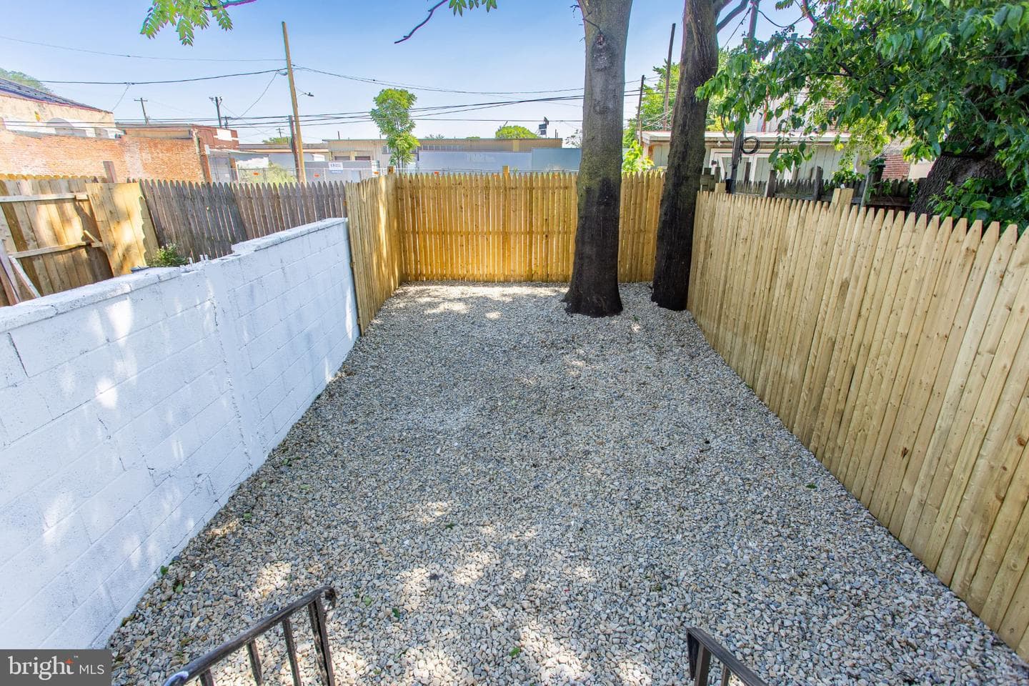 2825 E Victoria Street photo 26