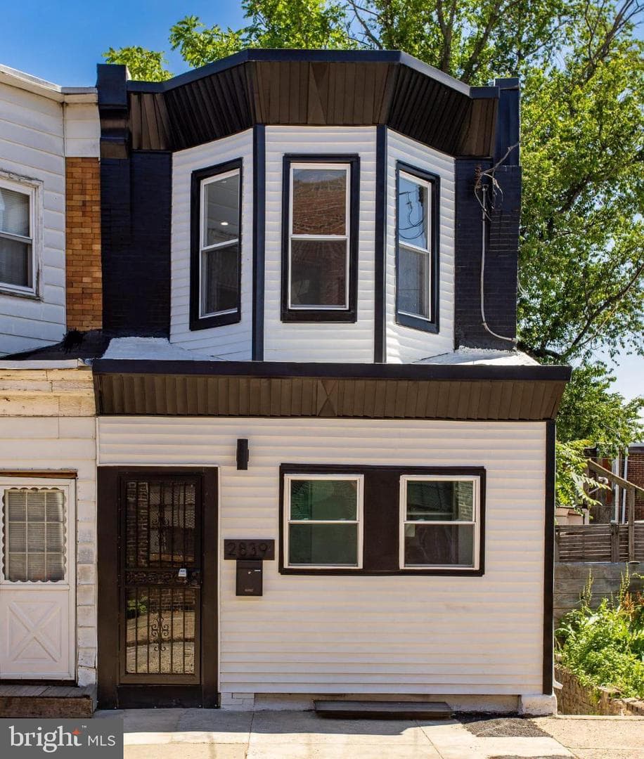 2825 E Victoria Street photo 5