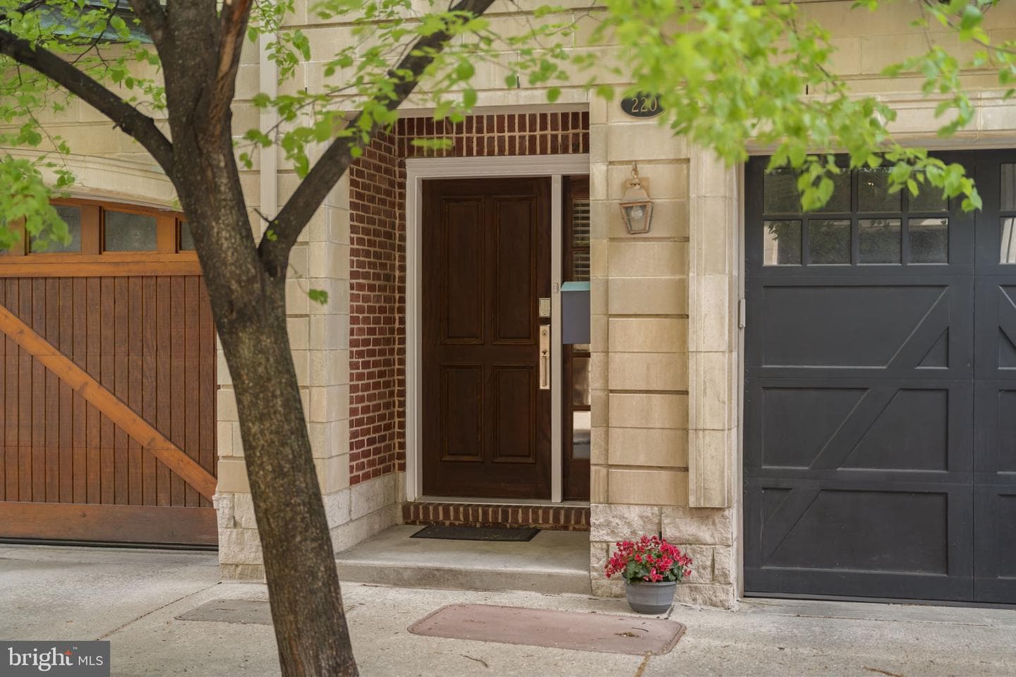 220 Gaskill Street photo 5