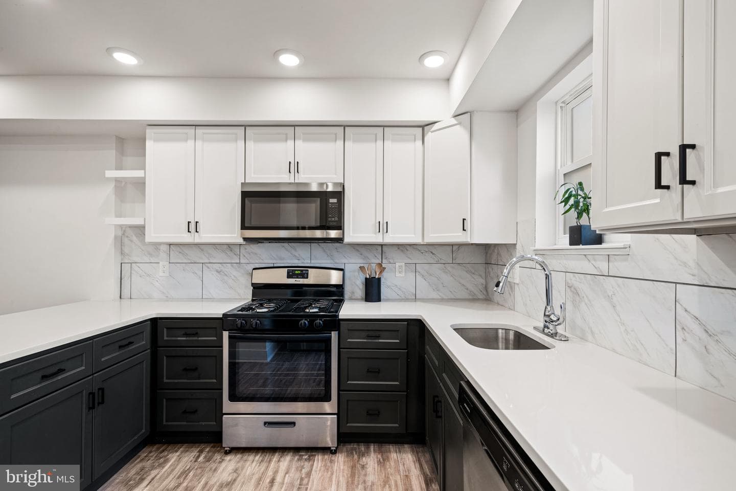 1752 Waterloo Street photo 1