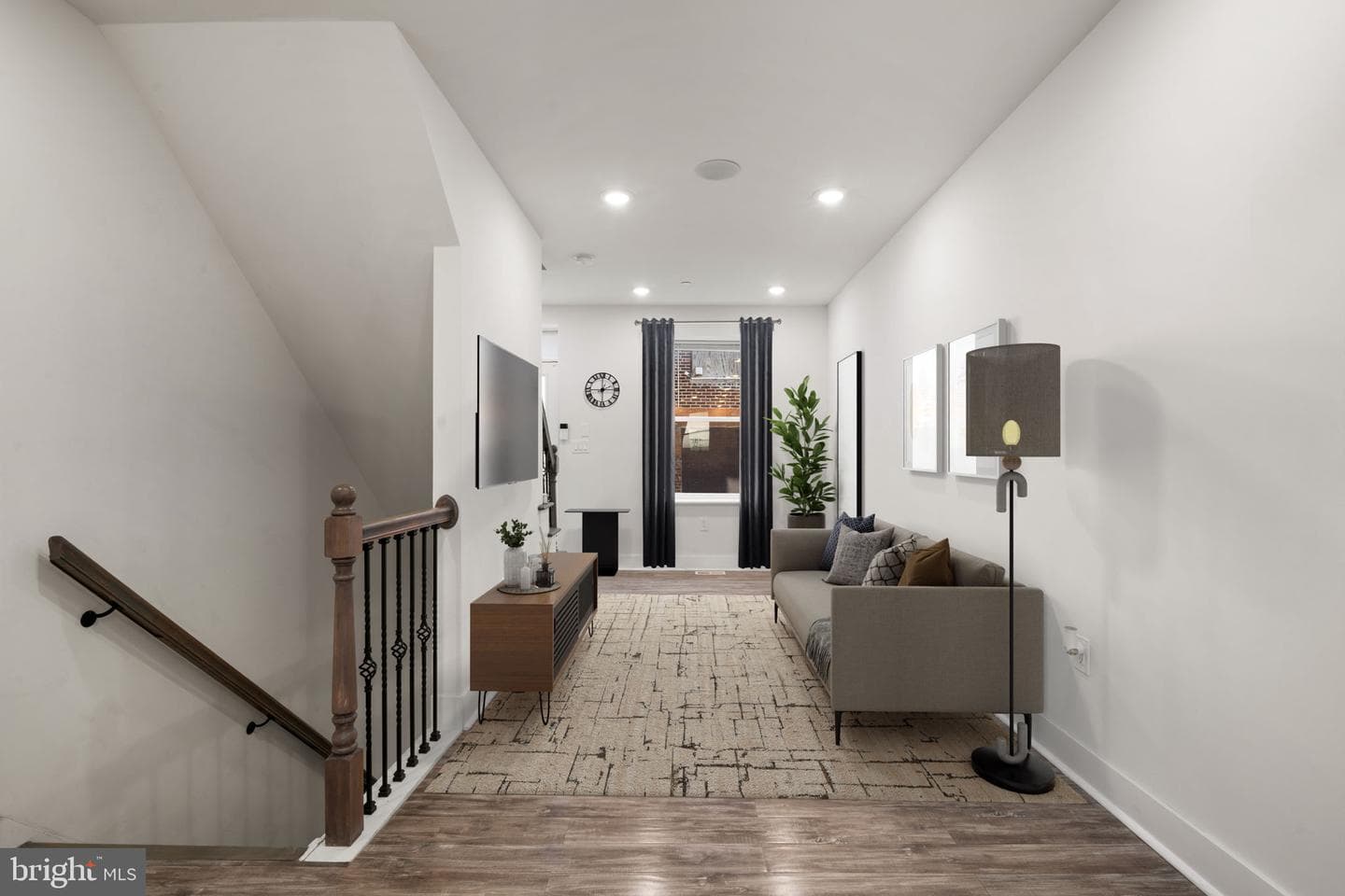 1752 Waterloo Street photo 2