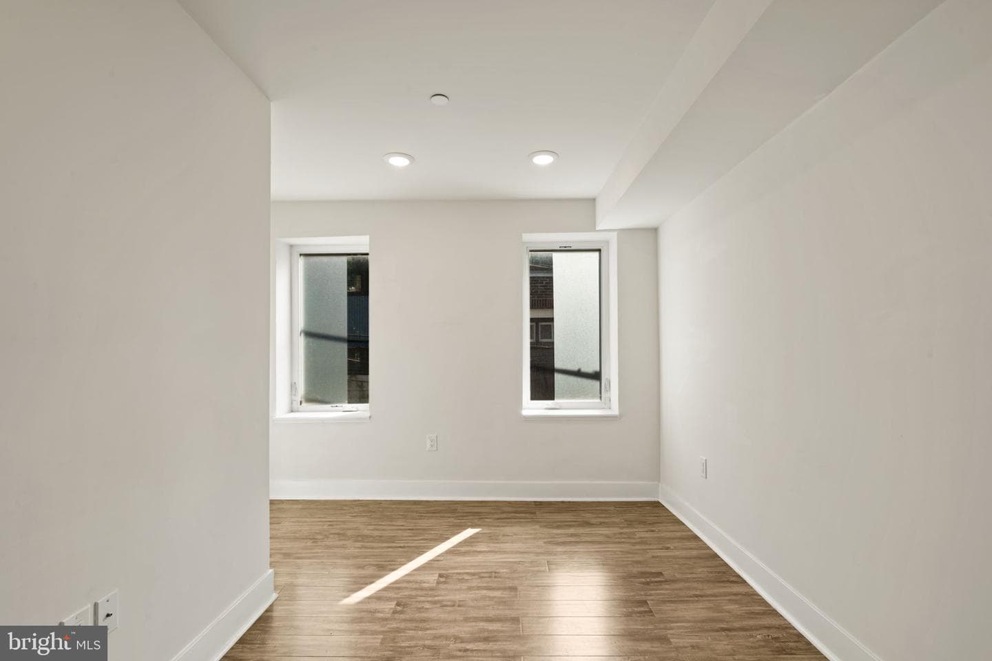 1752 Waterloo Street photo 22