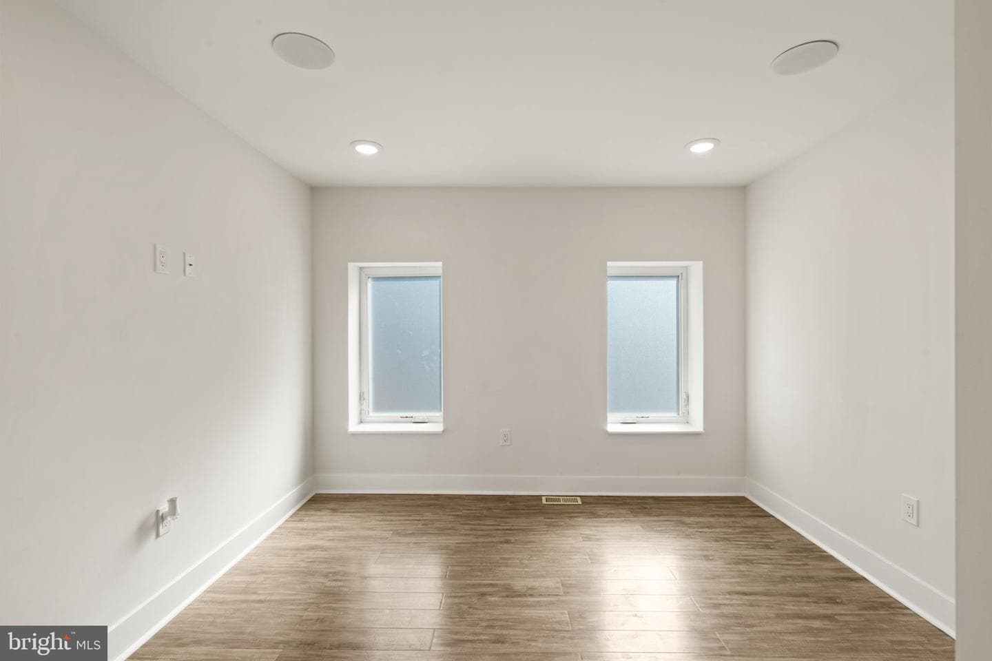 1752 Waterloo Street photo 30